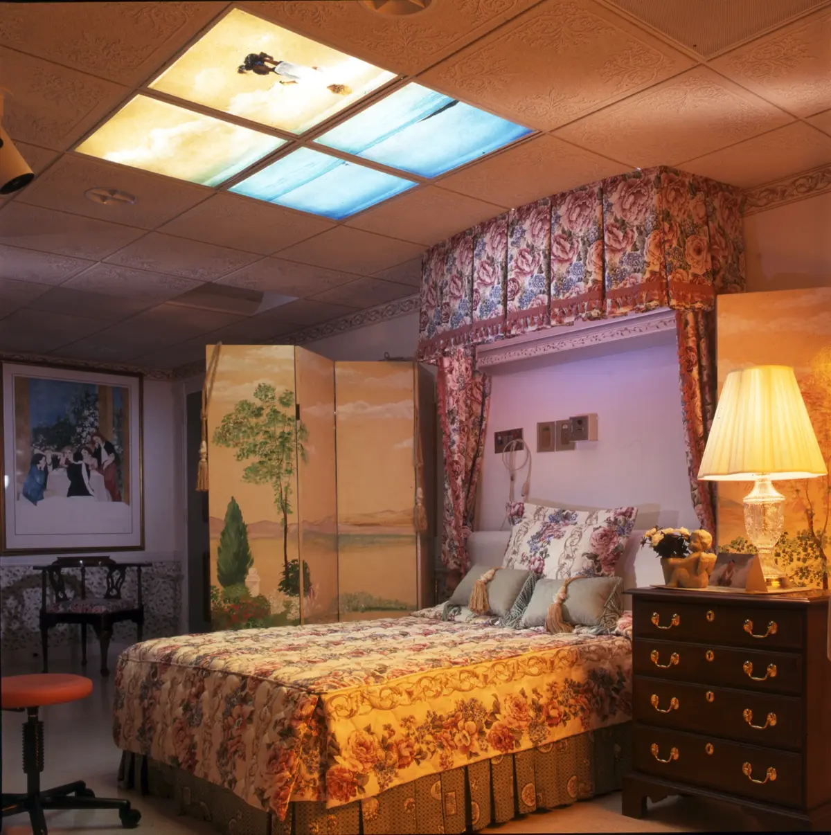 Family-friendly maternity suite with relaxing decor, a cozy hospital room ambiance, and custom design elements.